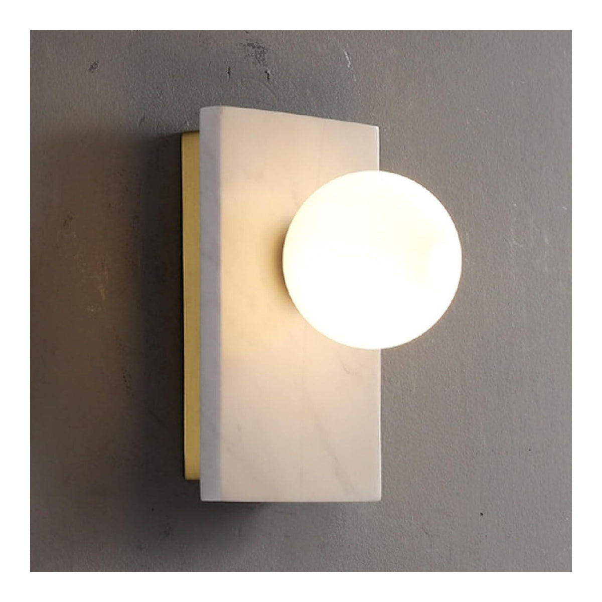 Dimmerabile applique da parete con diffusore in vetro ottone